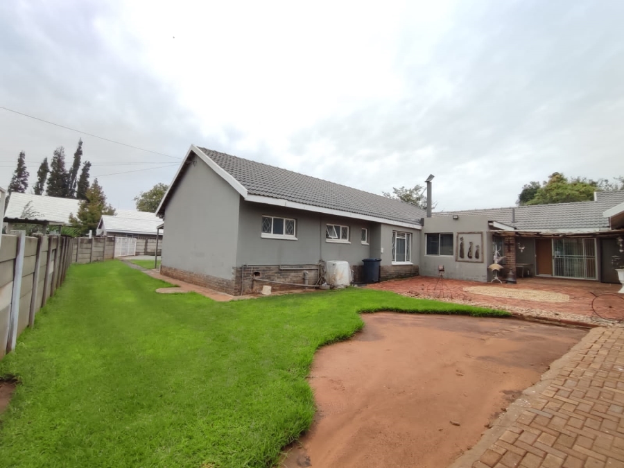 6 Bedroom Property for Sale in Flamwood North West